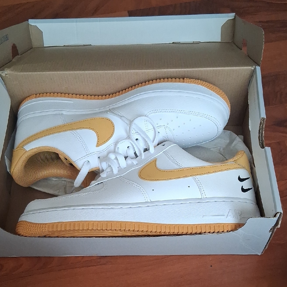 Nike White and Gold Sneakers Classic Low-Top